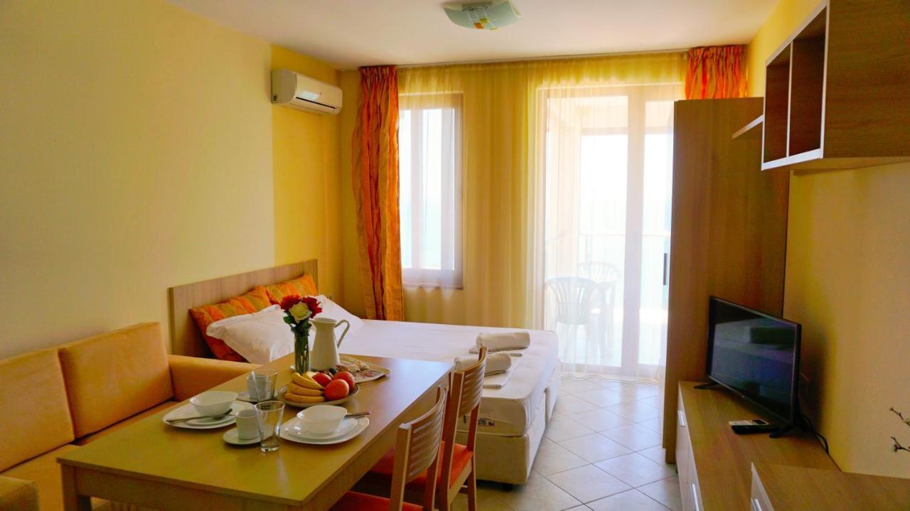 Морски Апартаменти Джулай Морнинг - July Morning Sea View Apartments Kavarna Esterno foto