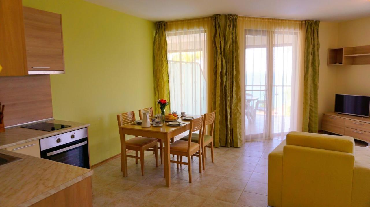 Морски Апартаменти Джулай Морнинг - July Morning Sea View Apartments Kavarna Esterno foto